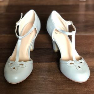 JG - T-Strap Heel w/ Cut-out Detail - Size 7.5